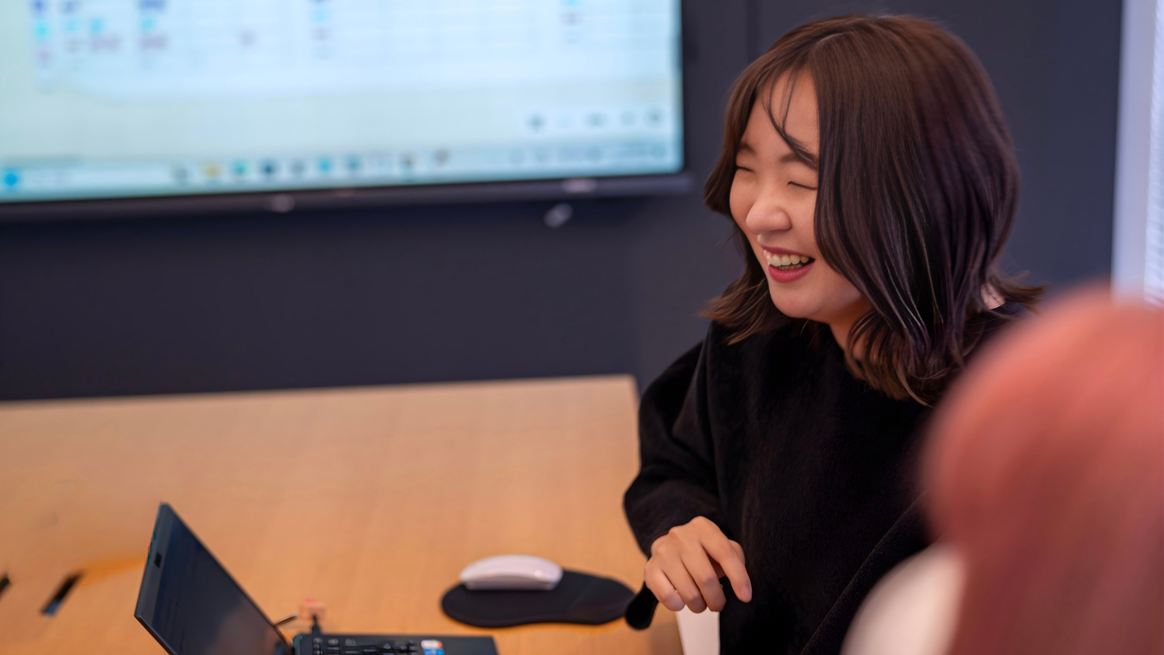 女性 笑顔 会議