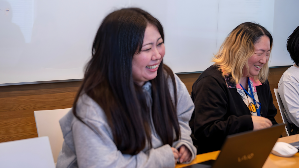 会議 笑っている 女性