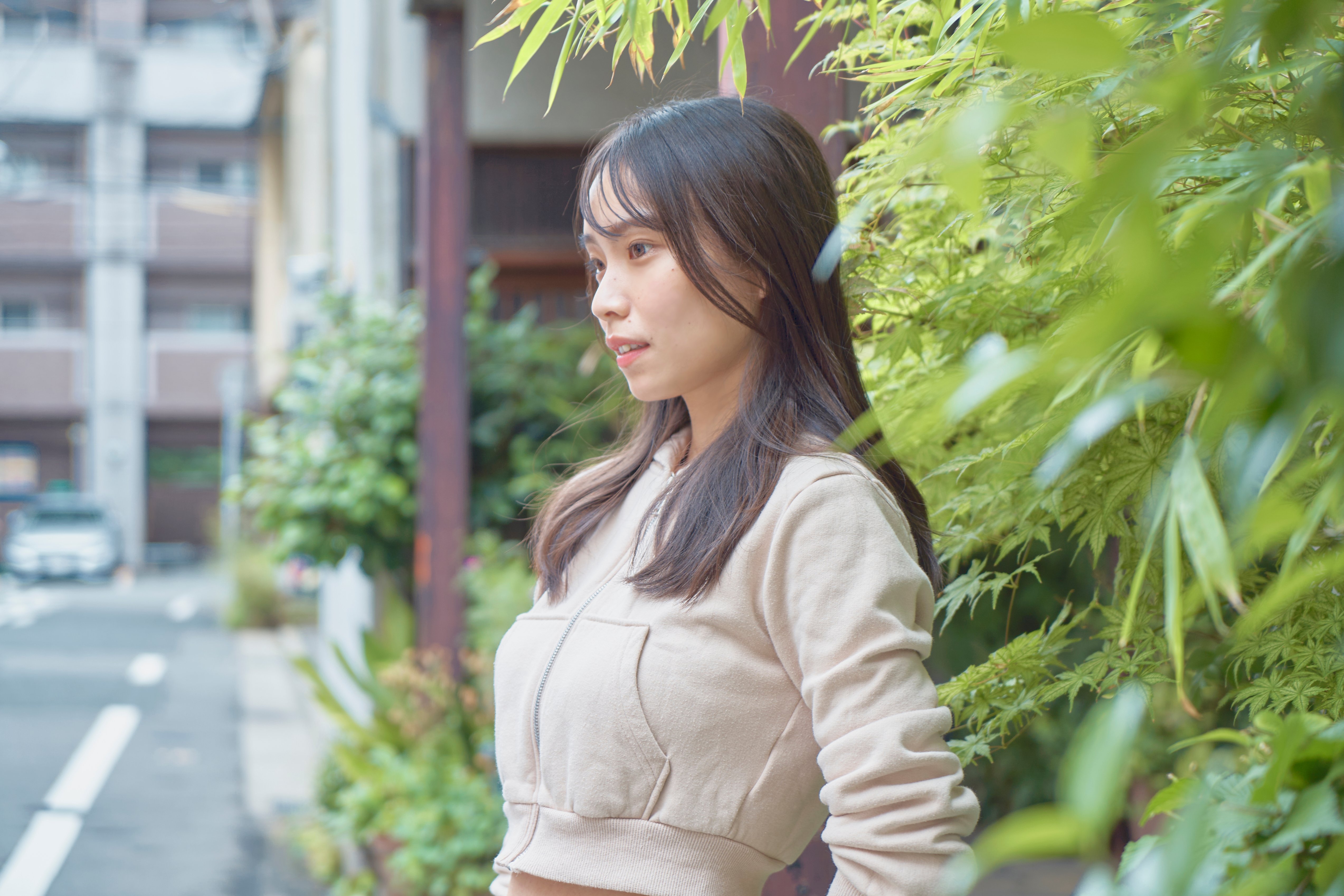 遠くを見つめる女性