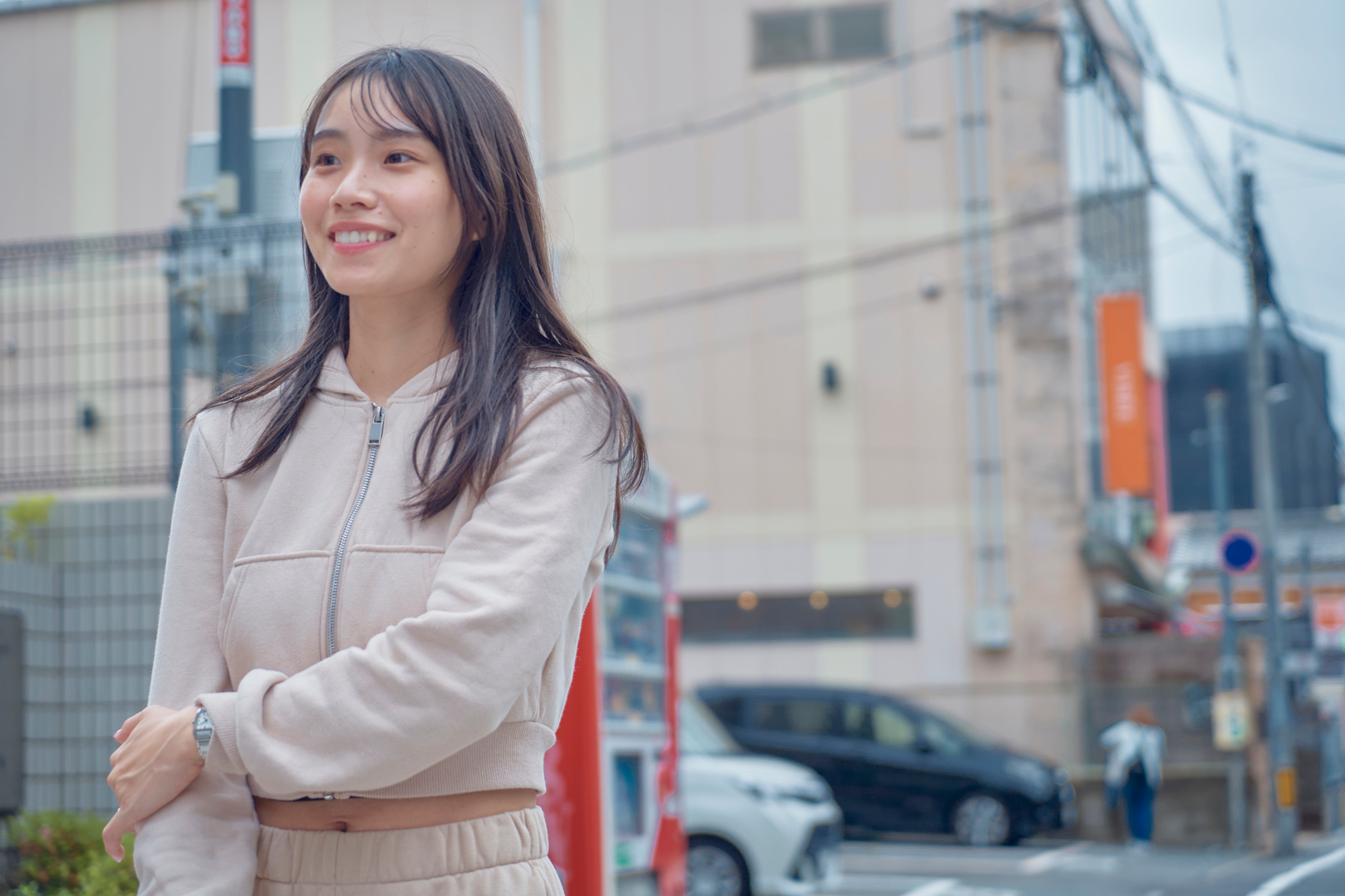 街中を歩く女性