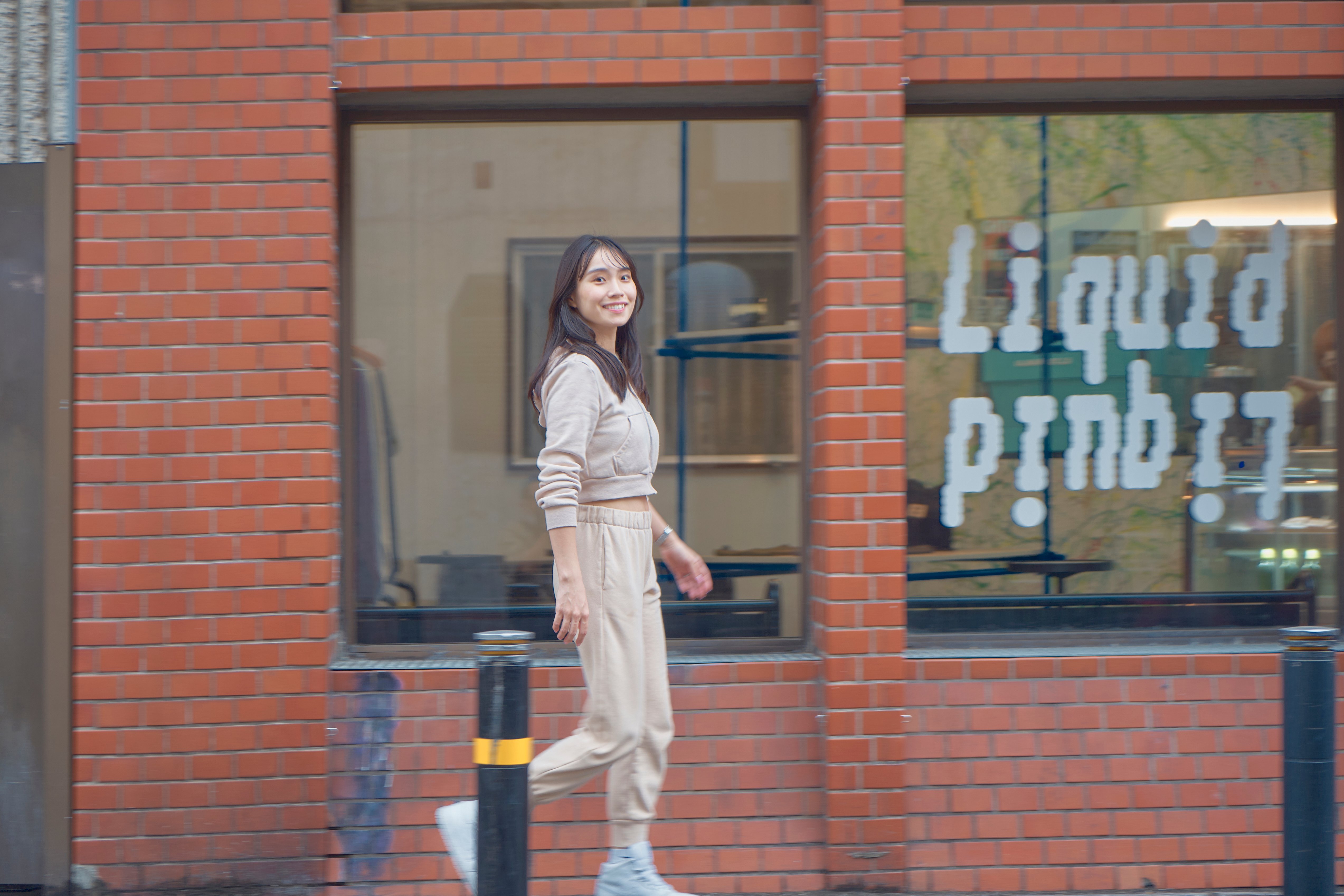 街中を歩く女性