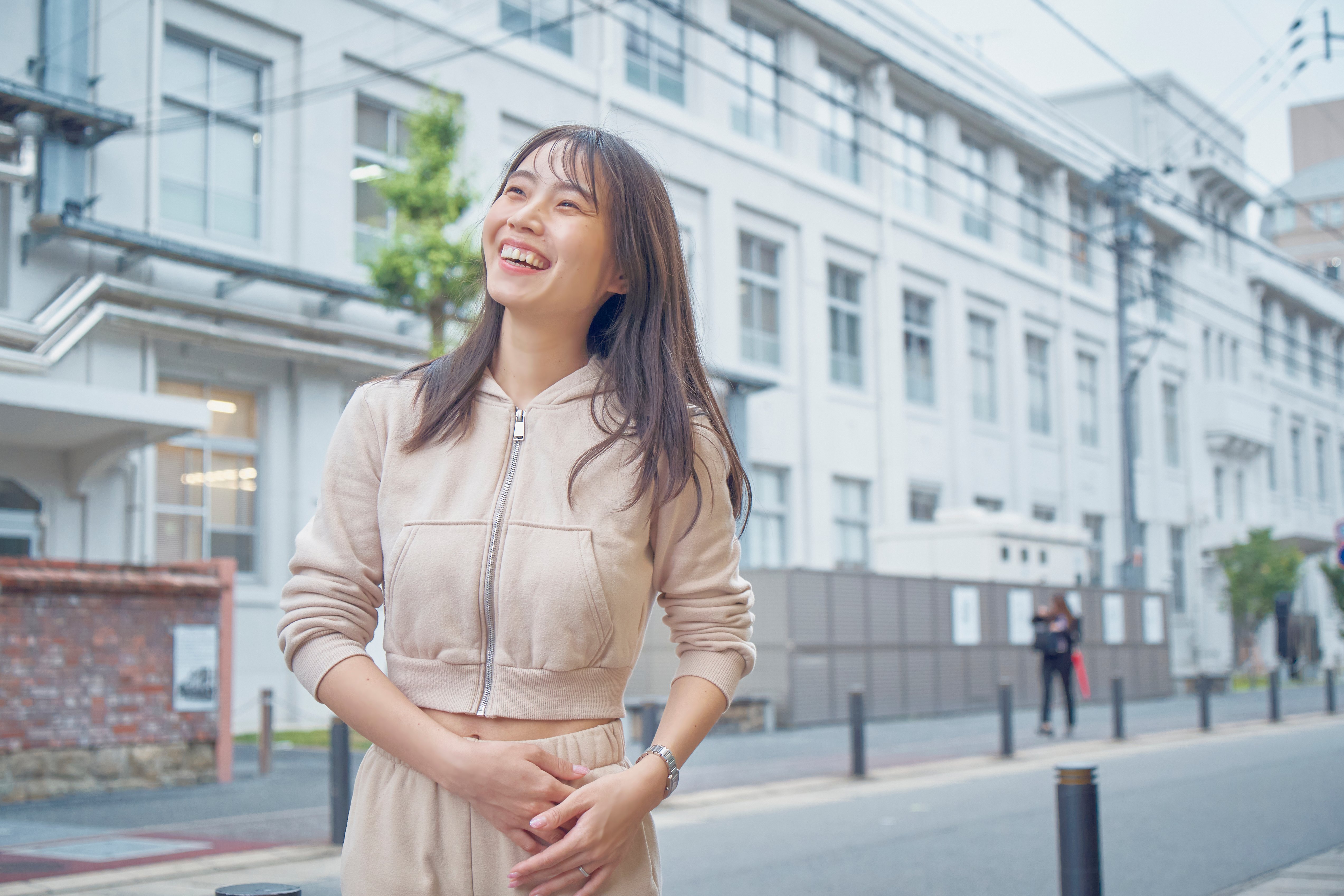 笑顔で街中を歩く女性
