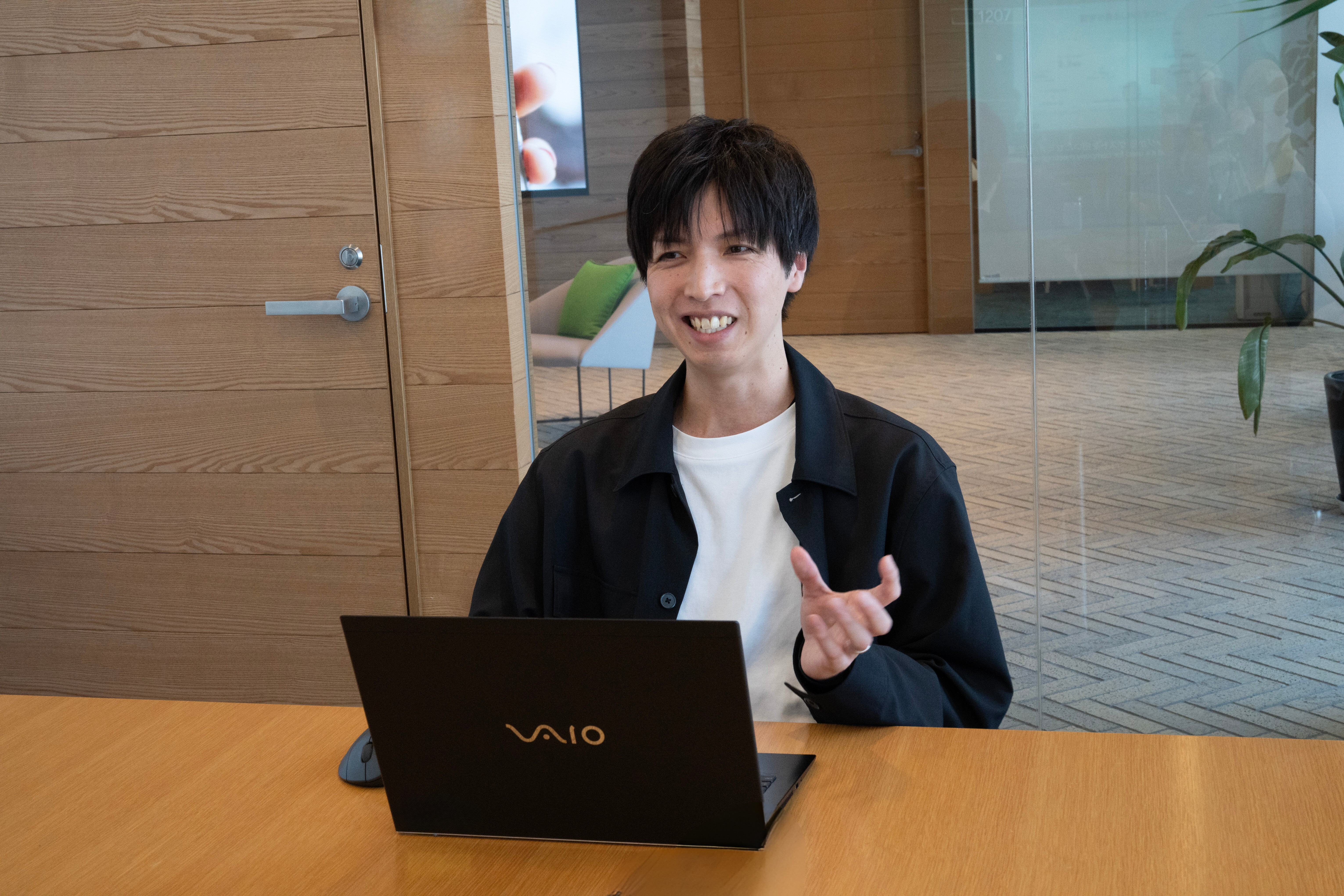 取材を受ける男性