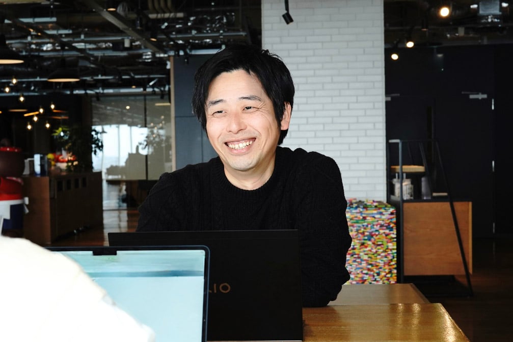 取材を受ける男性