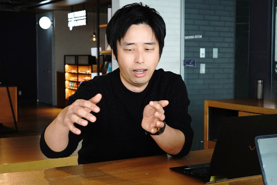 取材を受ける男性