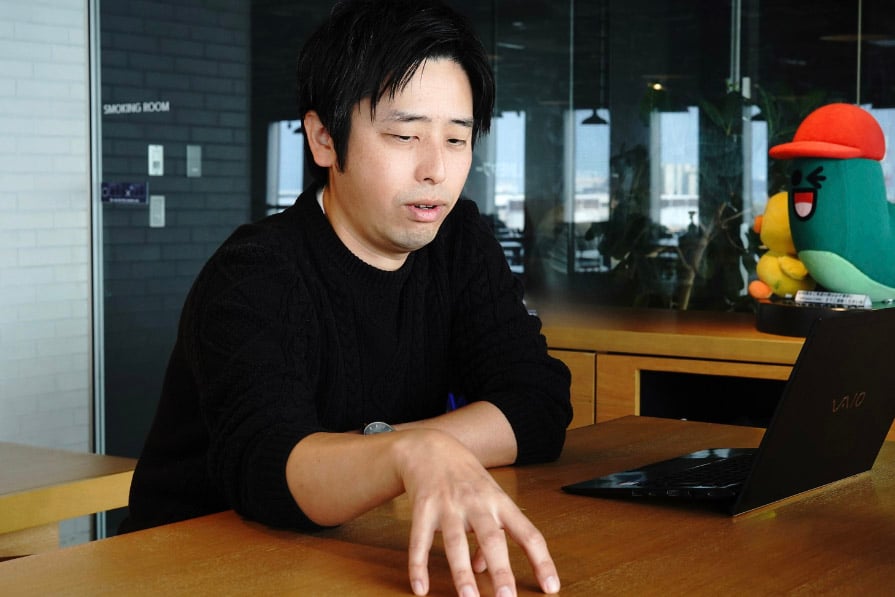 インタビューを受ける男性