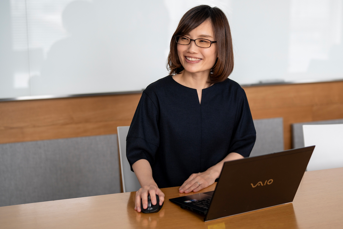 インタビューを受ける女性