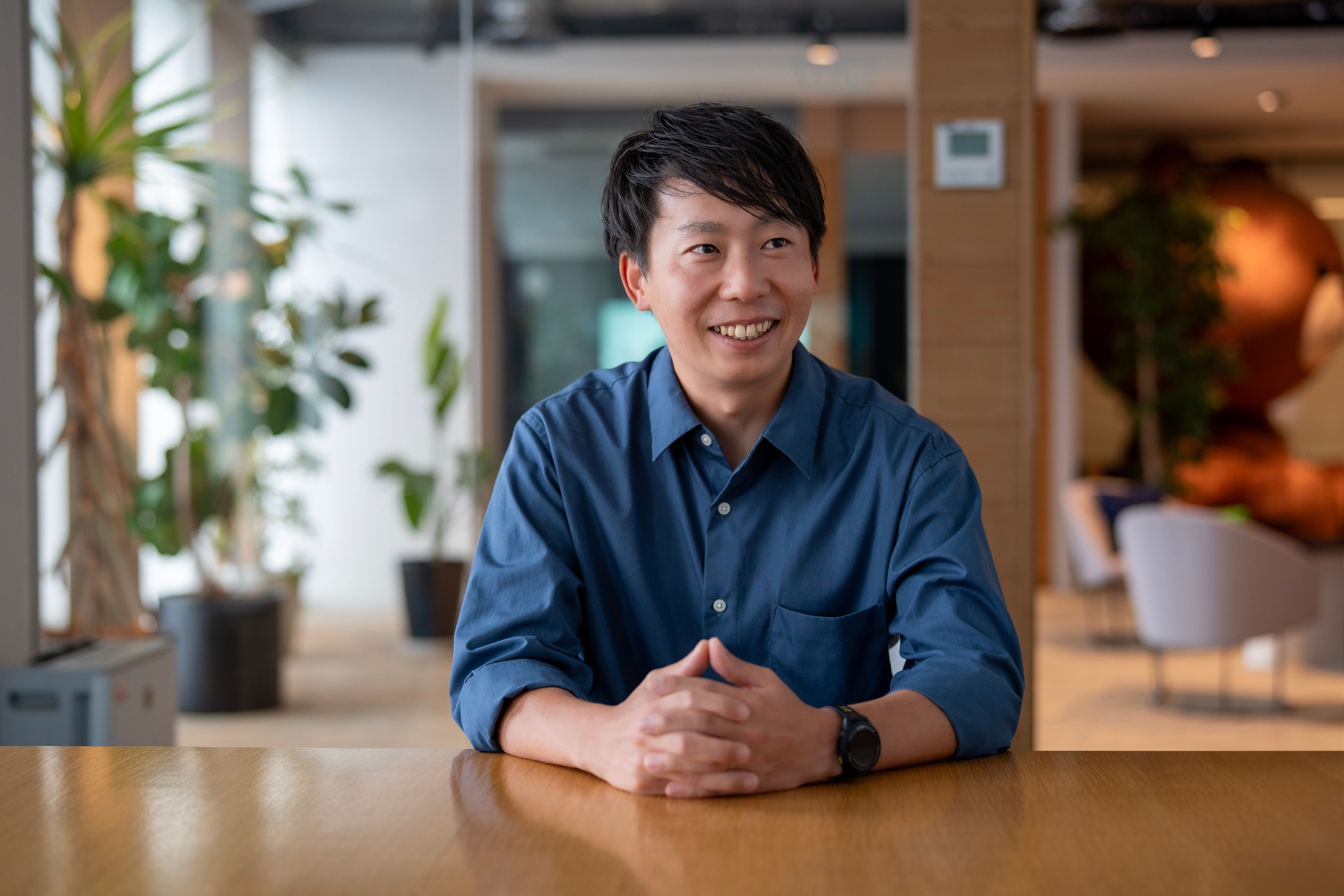 インタビューを受ける男性