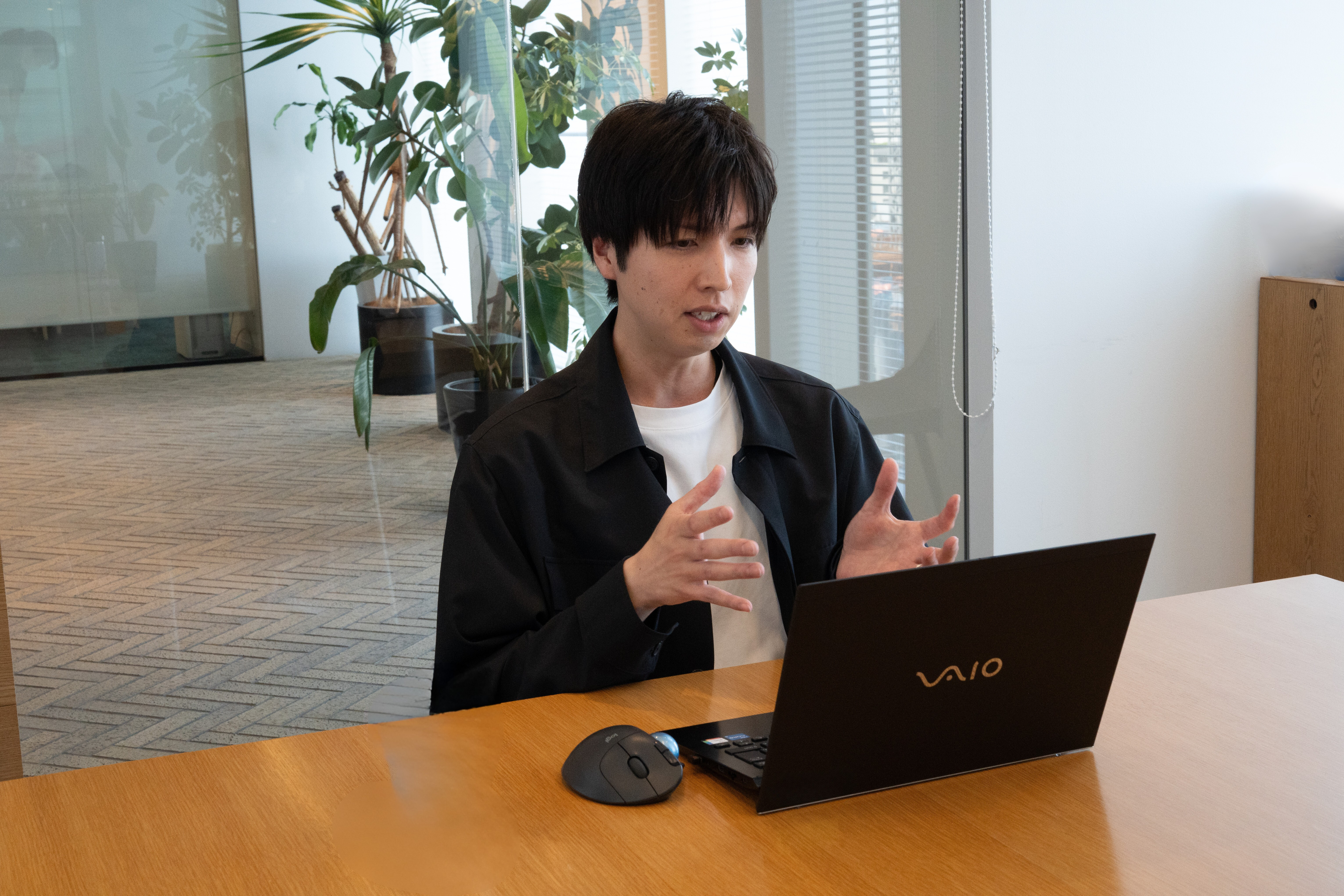 インタビュー男性