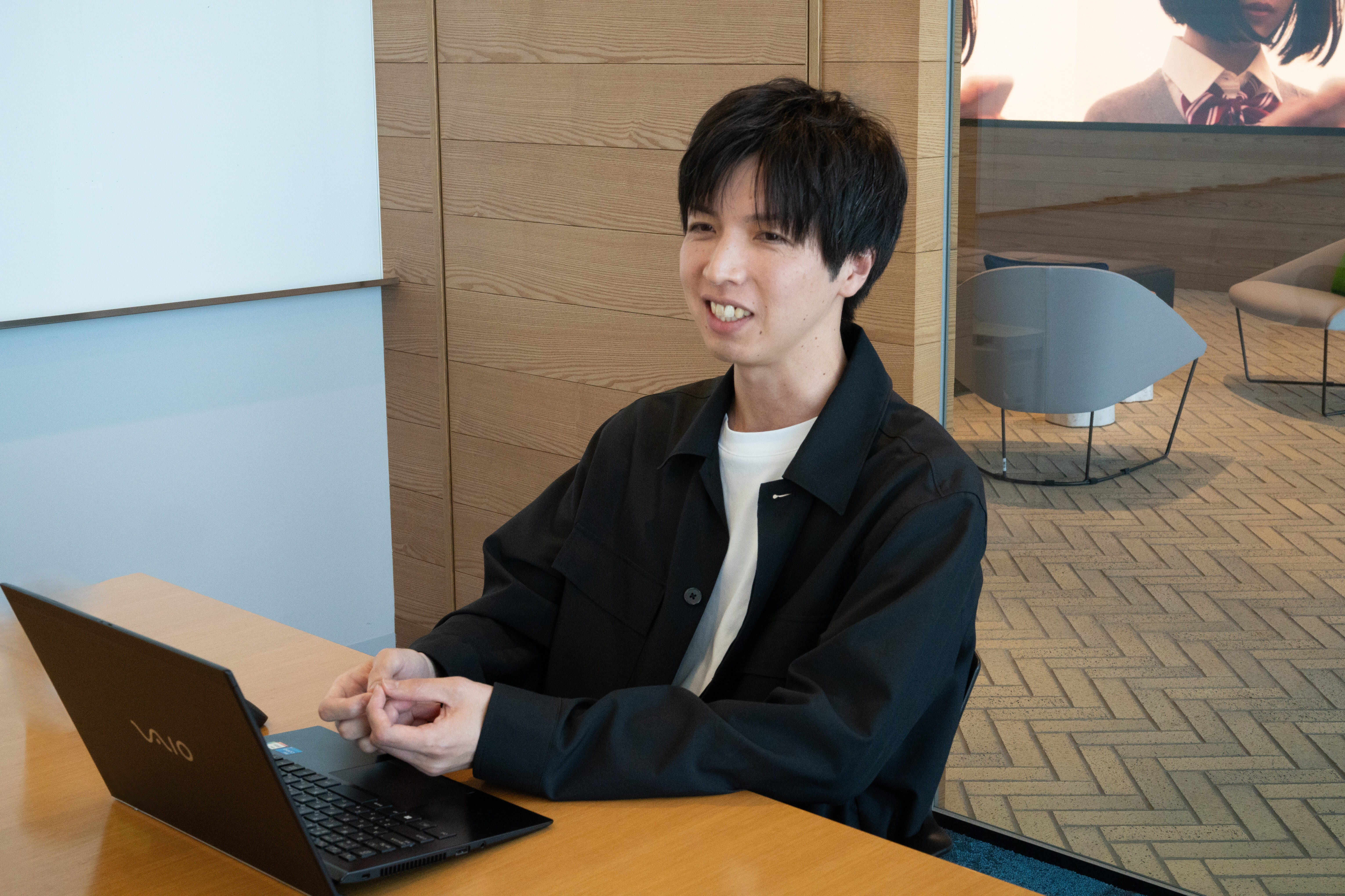 インタビューを受ける男性