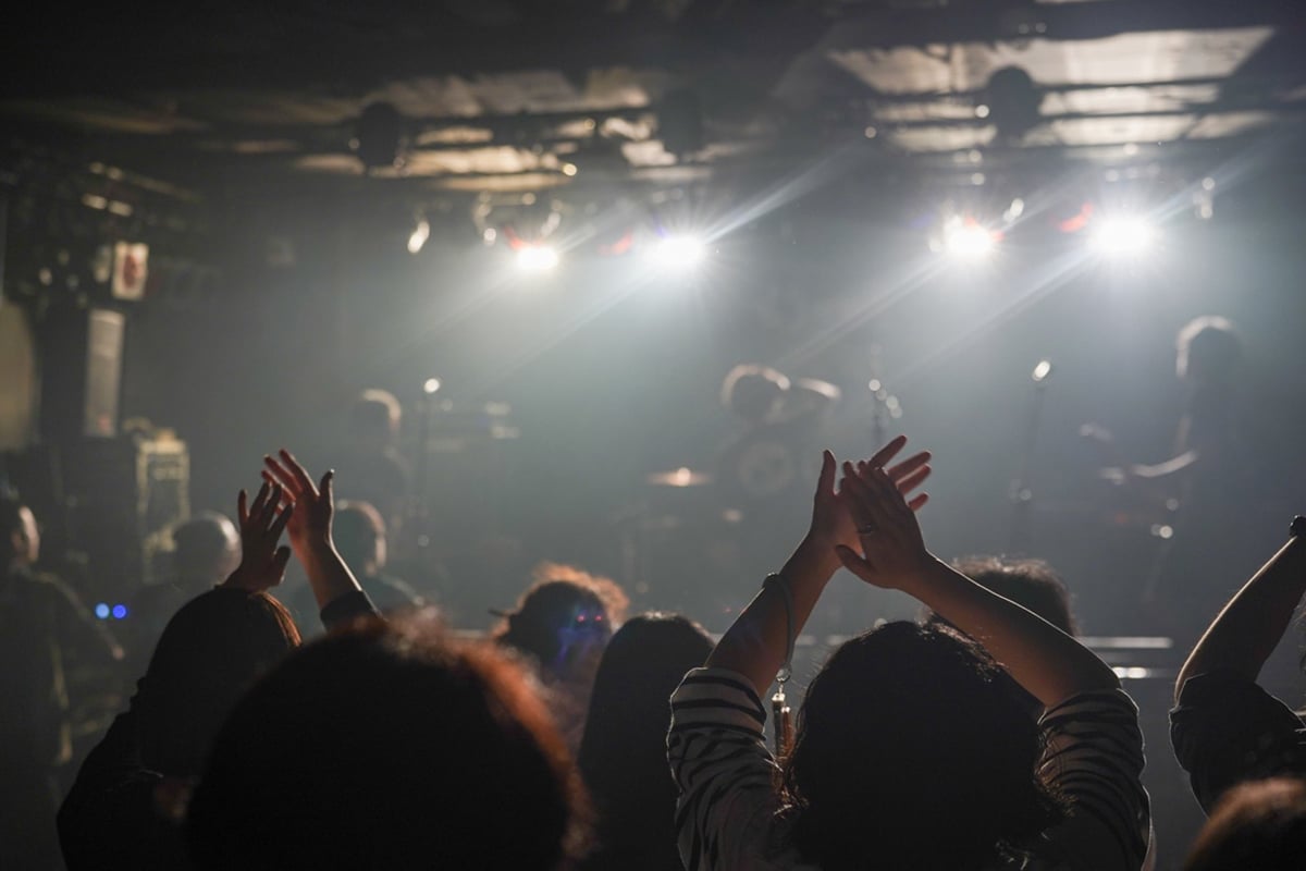 軽音サークルのハロウィンライブに潜入！業務外で輝く新たな一面とは？ サムネイル画像